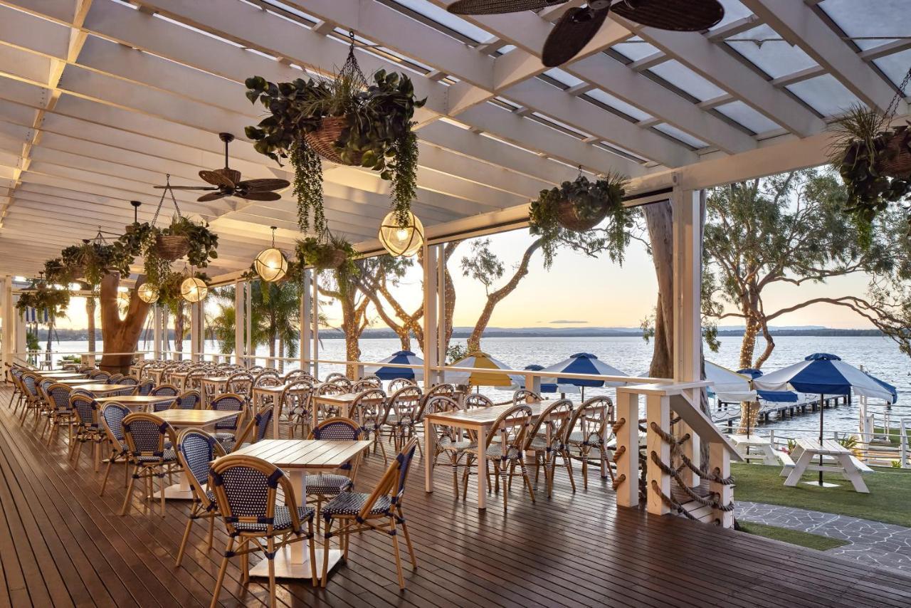 The Beachcomber Hotel & Resort, Ascend Hotel Collection Toukley Bagian luar foto The Deck at the InterContinental Sanctuary Cove Resort