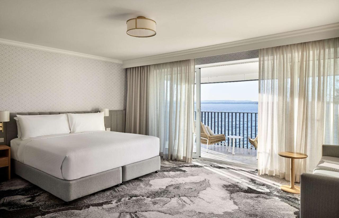 The Beachcomber Hotel & Resort, Ascend Hotel Collection Toukley Bagian luar foto A bedroom at the InterContinental