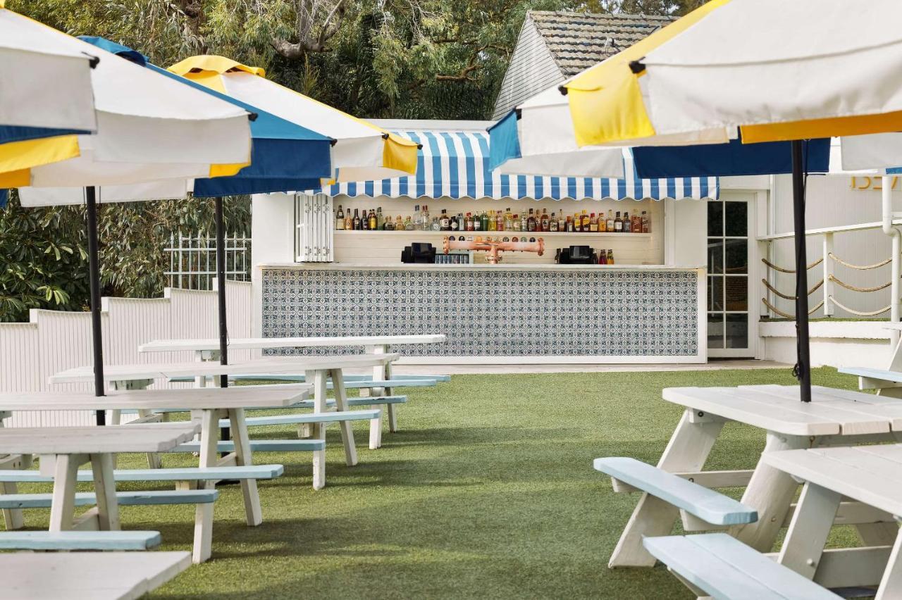 The Beachcomber Hotel & Resort, Ascend Hotel Collection Toukley Bagian luar foto The bar at the Standard