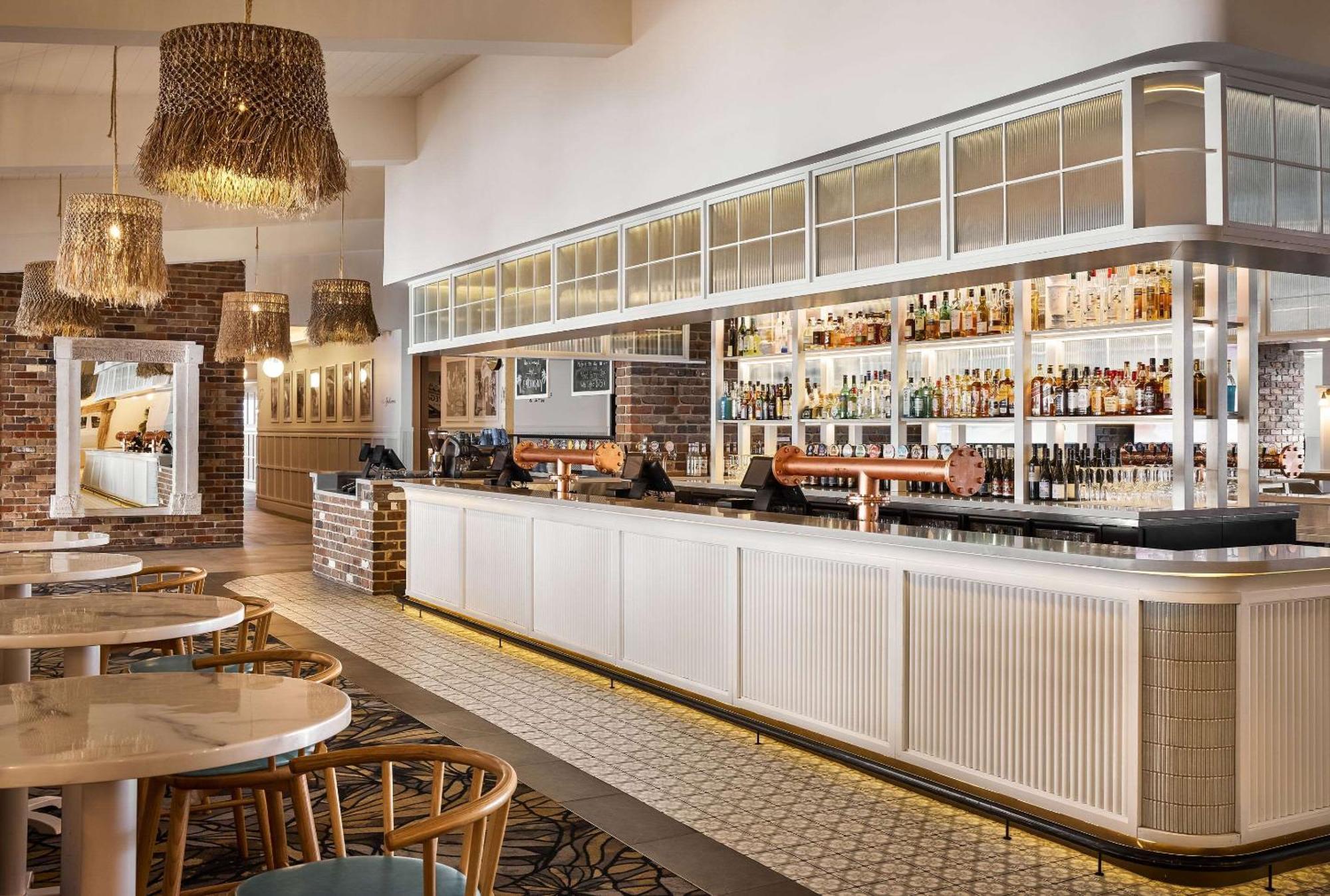 The Beachcomber Hotel & Resort, Ascend Hotel Collection Toukley Bagian luar foto The bar at the River Cottage Cafe
