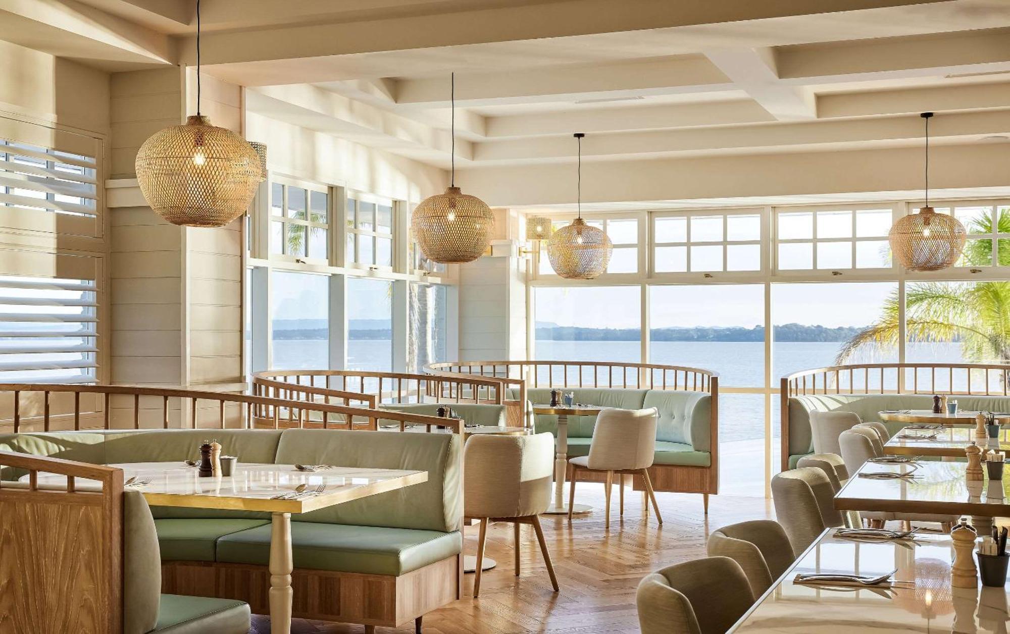 The Beachcomber Hotel & Resort, Ascend Hotel Collection Toukley Bagian luar foto The restaurant at the hotel