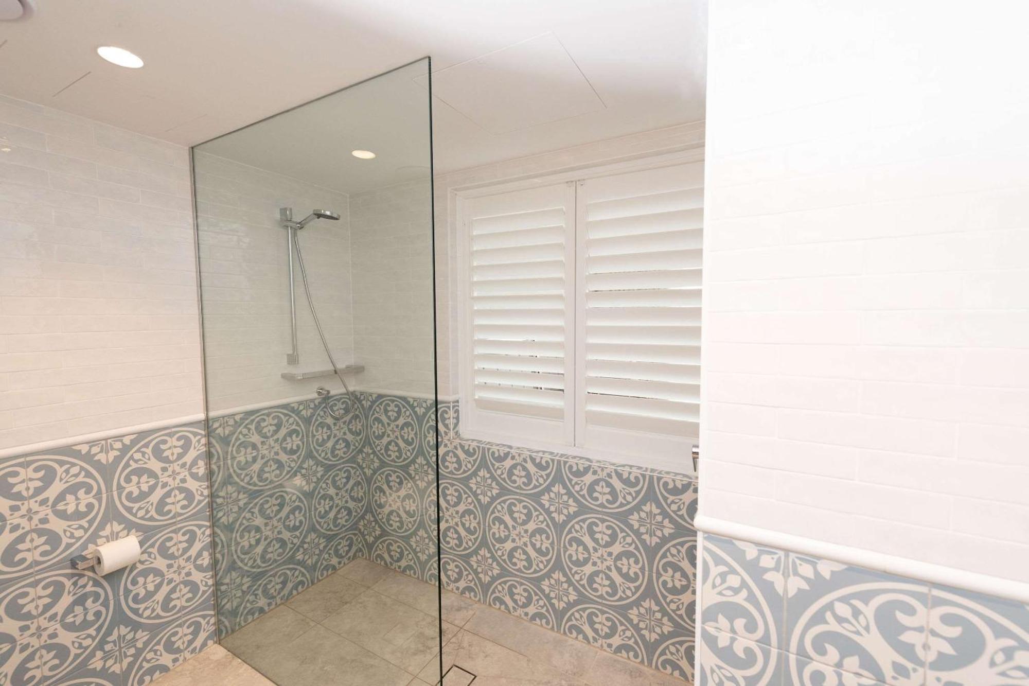 The Beachcomber Hotel & Resort, Ascend Hotel Collection Toukley Bagian luar foto Bathroom shutters