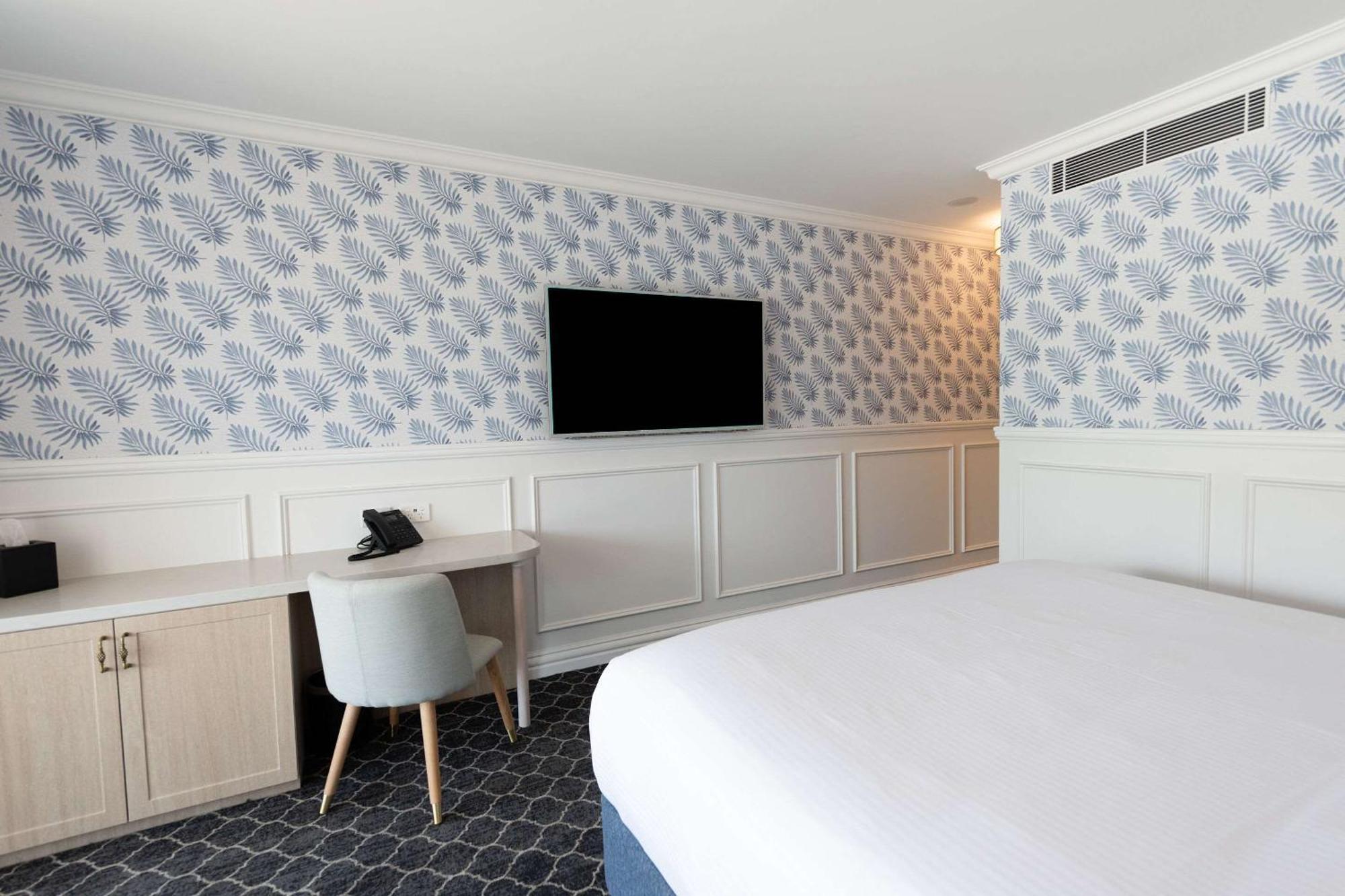 The Beachcomber Hotel & Resort, Ascend Hotel Collection Toukley Bagian luar foto A room at the Hotel