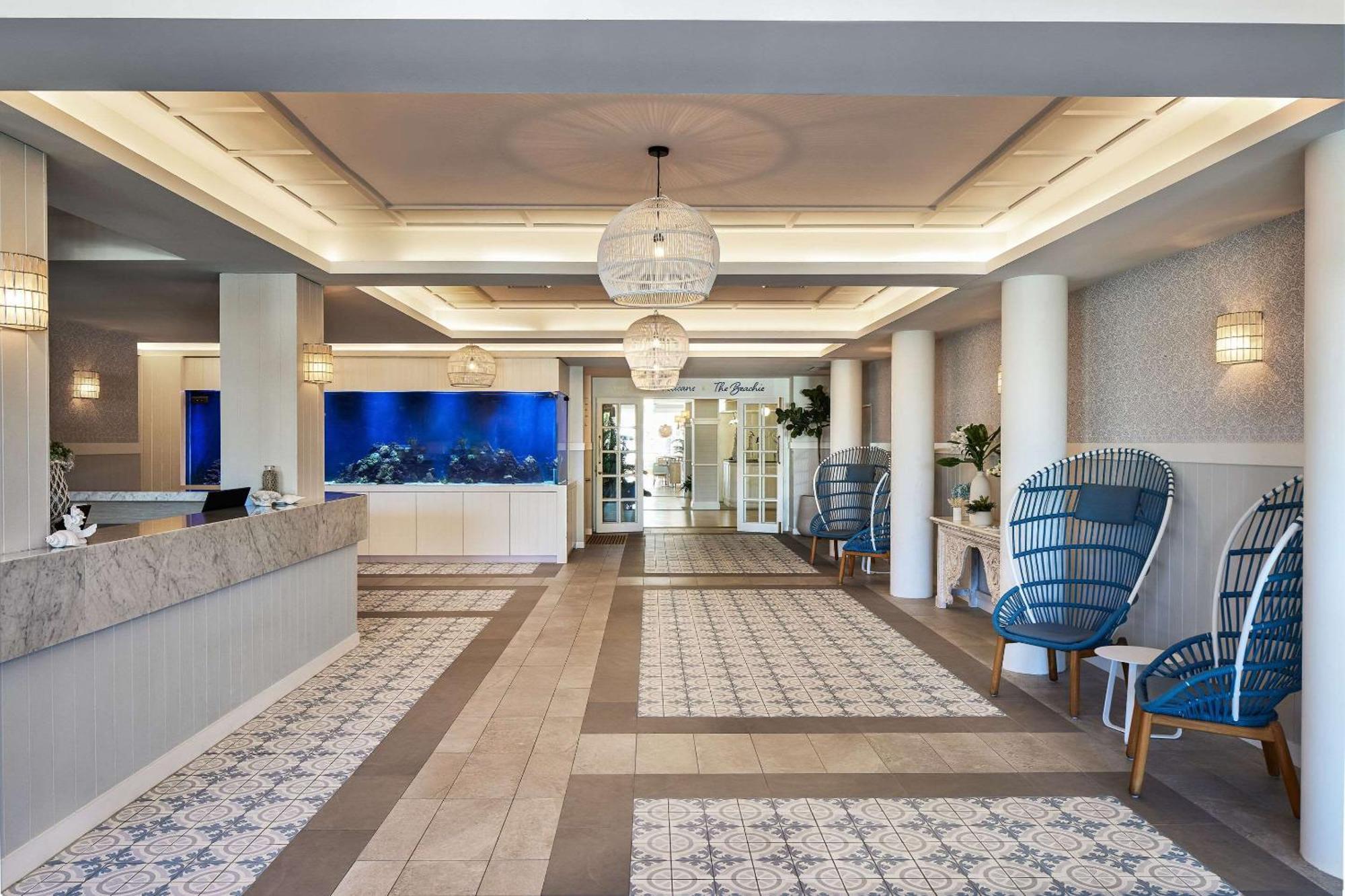 The Beachcomber Hotel & Resort, Ascend Hotel Collection Toukley Bagian luar foto The lobby of the Atlantis Paradise Island