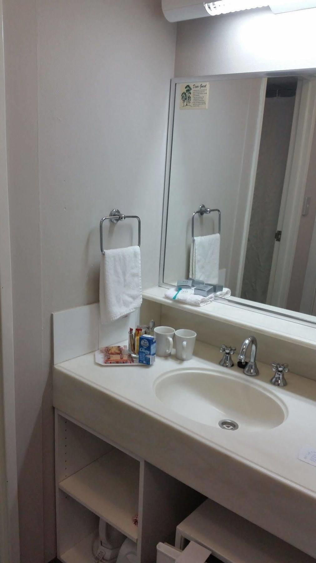 The Beachcomber Hotel & Resort, Ascend Hotel Collection Toukley Bagian luar foto A typical bathroom in a hotel room