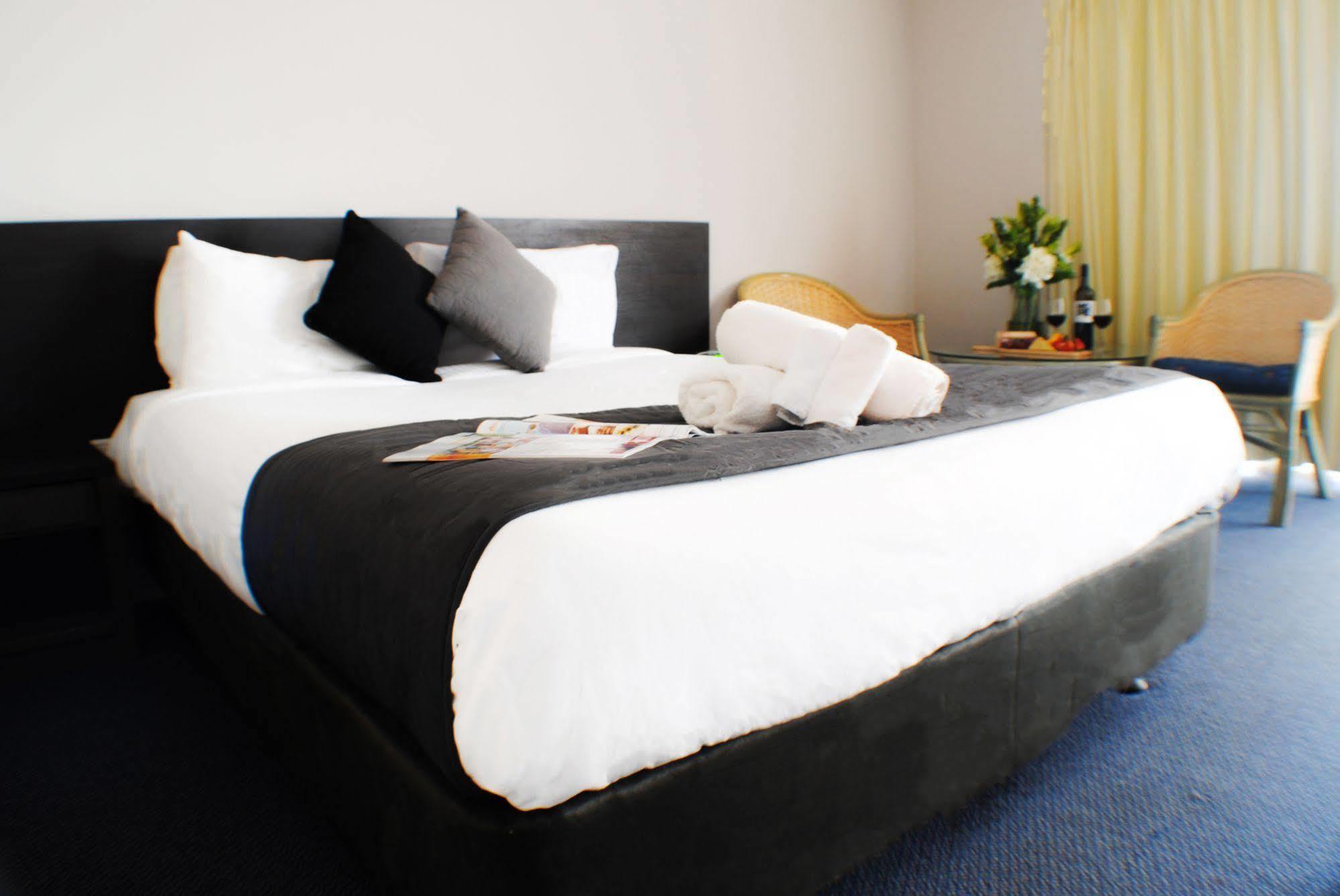 The Beachcomber Hotel & Resort, Ascend Hotel Collection Toukley Bagian luar foto A bed
