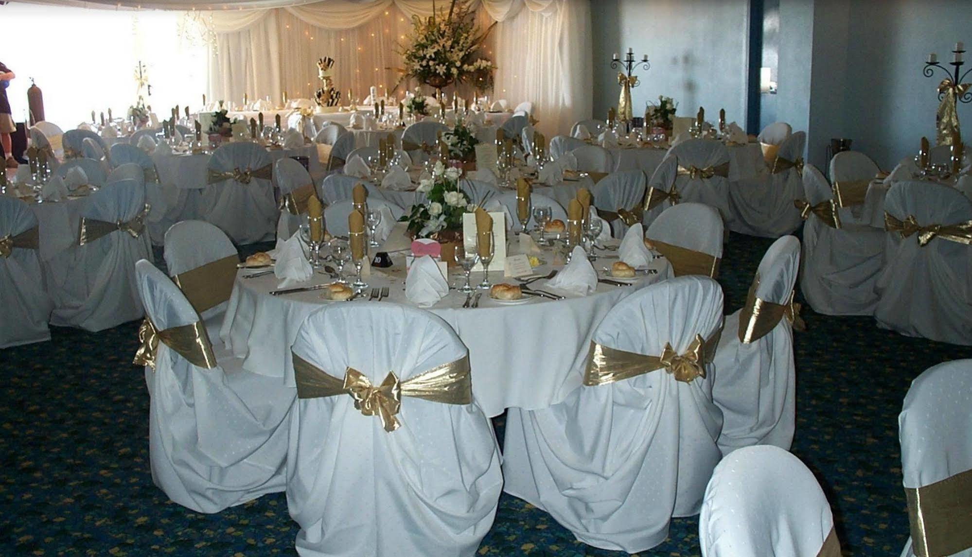 The Beachcomber Hotel & Resort, Ascend Hotel Collection Toukley Bagian luar foto A wedding reception